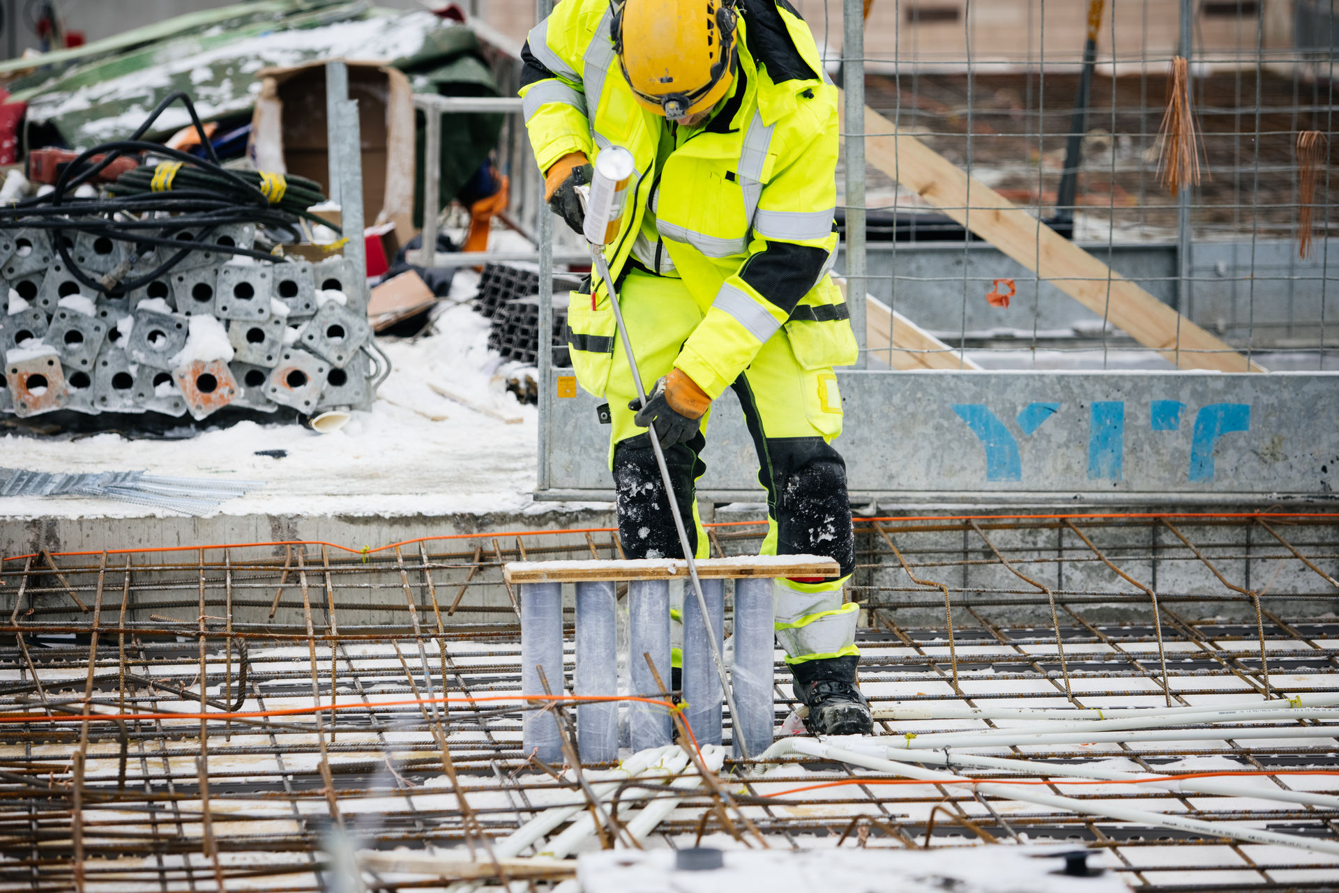 Työmies ratatyön parissa.